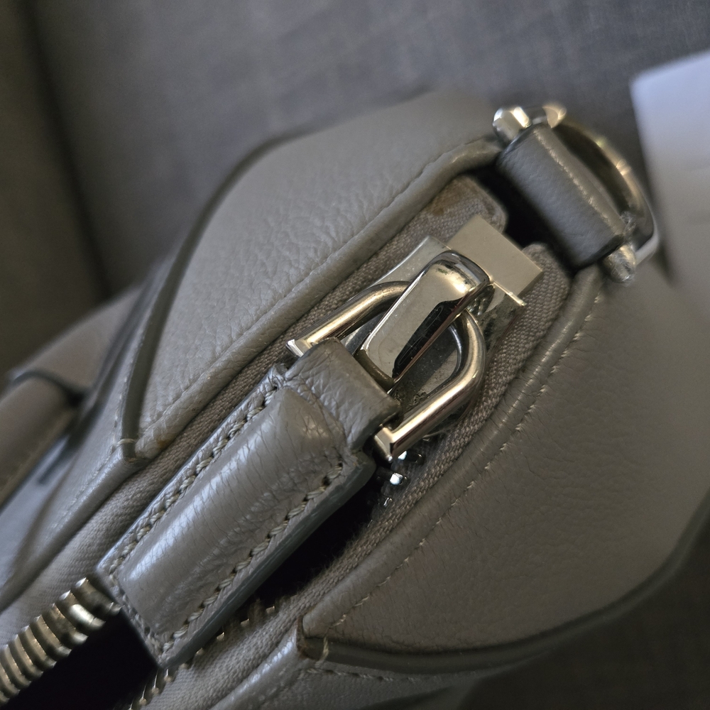 Givenchy Small Antigona in pearl grey - Picture 11 of 16